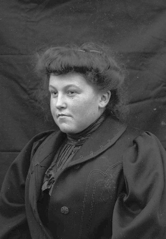 Portrait en buste d'une jeune femme.