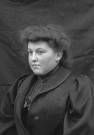 Portrait en buste d'une jeune femme.