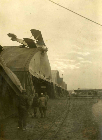 Aéroplanes et entrepot sur une base militaire.