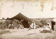 Abri en torchis et tente, tribu des Ouled-Amor.