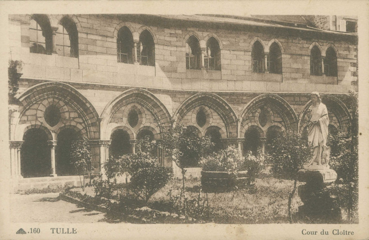 Tulle : "160 Tulle. La cour du cloître".