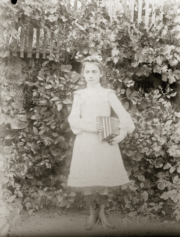 Portrait en pied d'une jeune fille (Marie-Lucie Montagut ?).
