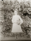 Portrait en pied d'une jeune fille (Marie-Lucie Montagut ?).