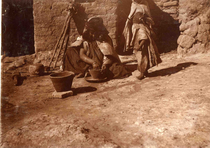 Femme réalisant des poteries.