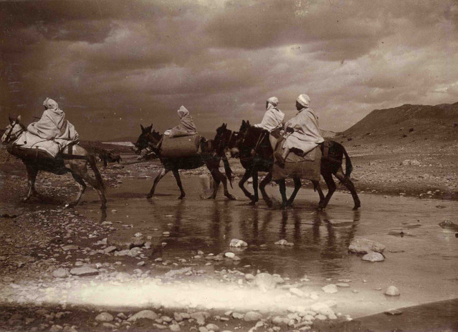 Une caravane dans l'oued.