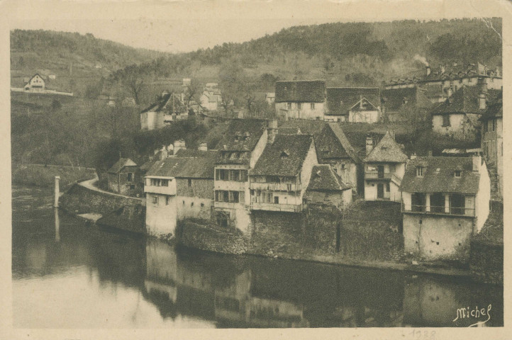 Argentat : "La Corrèze touristique - 3. - Les gorges de la Dordogne - Argentat - Vieilles maisons sur la Dordogne".