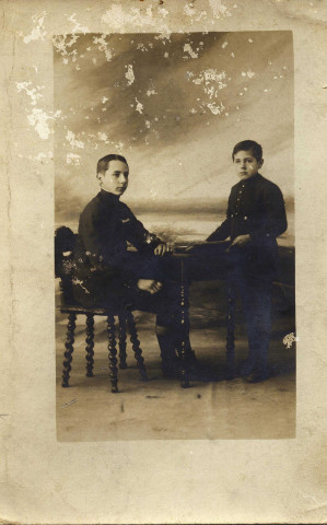 Portrait de studio de deux jeunes garçons.