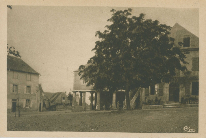Ayen : "Ayen (Corrèze) - place de la mairie".