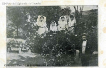 "XIe Fête de l'Eglantine à Uzerche : charette fleurie et limousines en barbichet".