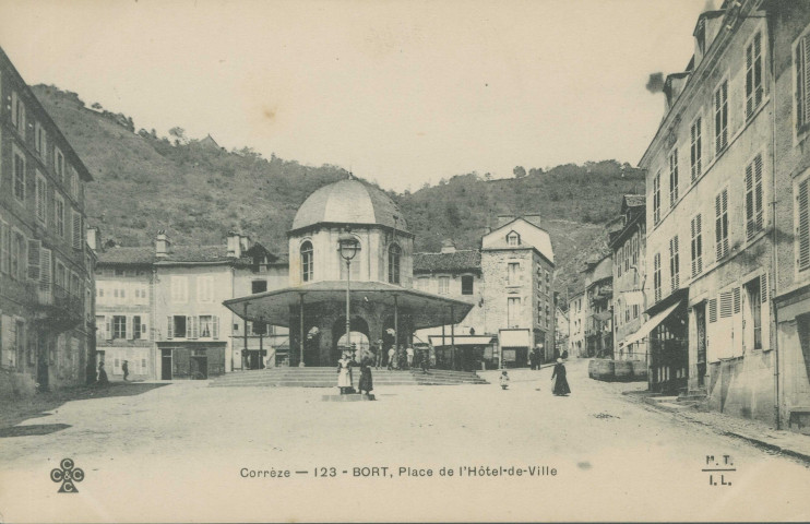 Bort-les-Orgues : "Corrèze - 123 - Bort, place de l'Hôtel-de-Ville".