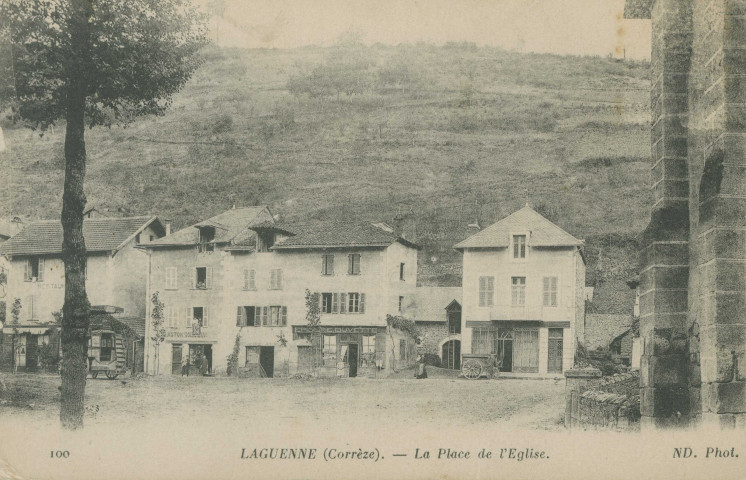 Laguenne : "I00 - Laguenne (Corrèze). - La place de l'église.". Commerces, Gaston - coiffeur (certainement l'éditeur local de cartes postales), autobus à impérial