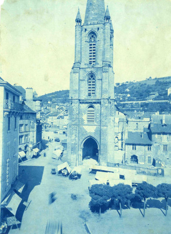 Le clocher-porche et le parvis de la cathédrale.