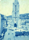 Le clocher-porche et le parvis de la cathédrale.