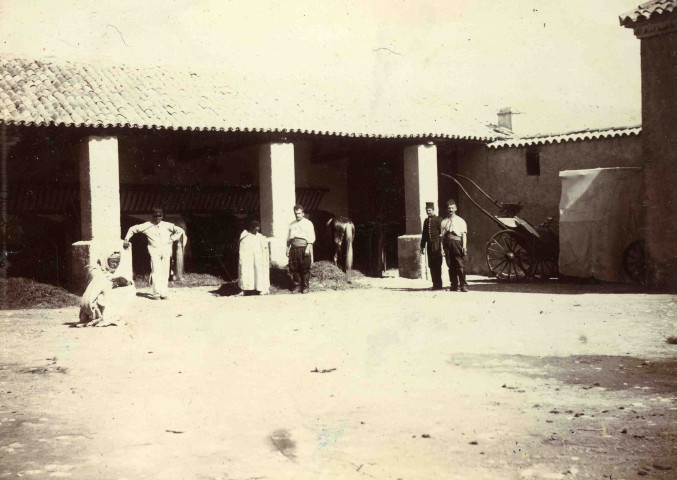 Station de remonte, cour et écurie.