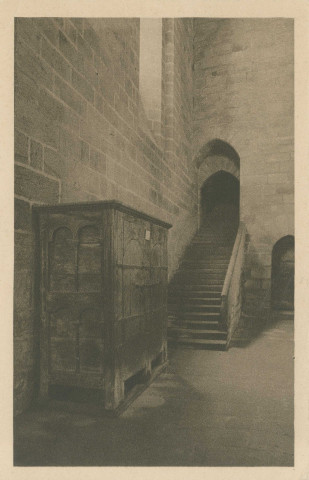 Aubazine : "Obazine (Corrèze) - Eglise abbatiale (XIIe s.) - Armoire (XIIe s.)".
