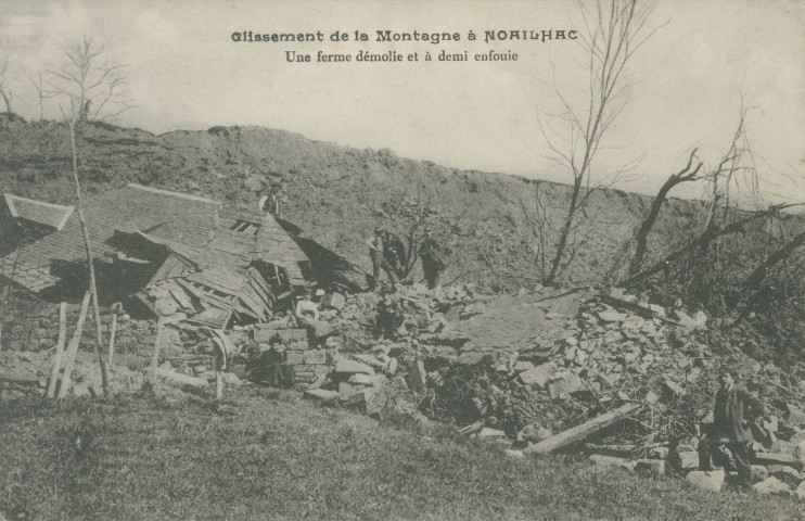 Noailhac : "Glissement de la montagne à Noailhac - Une ferme démolie et à demi enfouie".