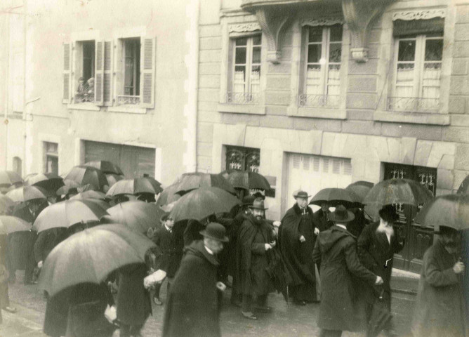 Les congressistes, rue du Lion d'Or.