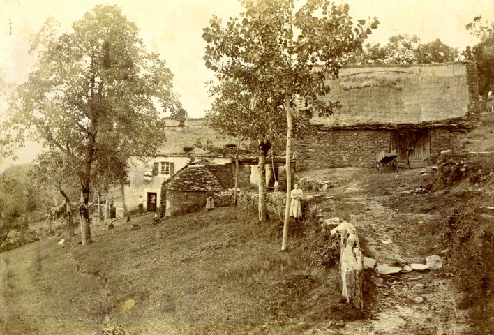 Aubazines : Une ferme corrézienne et ses dépendances.