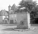 Vayrac : place et fontaine.