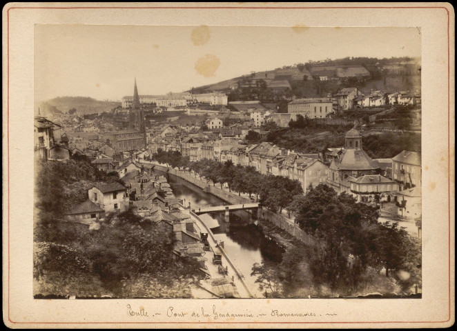 Le pont de la Gendarmerie et les promenades.