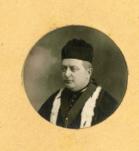 Portrait en médaillon d'Ernest Peyroux, chanoine de l'église saint Jean-Baptiste de Tulle.