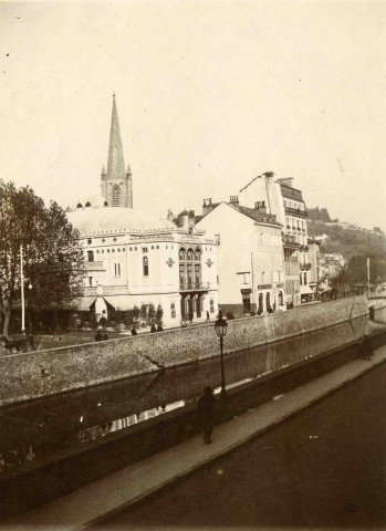 Le quai du Collège et le théâtre.