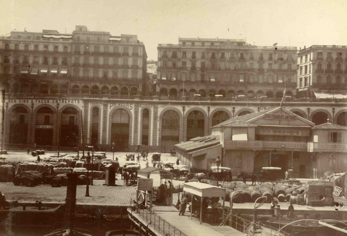 Le bâtiment de la Compagnie générale Transatlantique sur le quai.