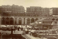 Le bâtiment de la Compagnie générale Transatlantique sur le quai.