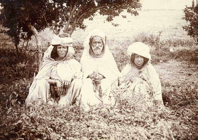Portrait de la famille dans un jardin.