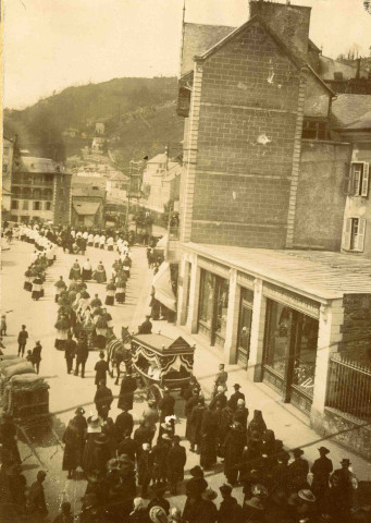 Passage du cortège et du corbillard, rue Nationale.