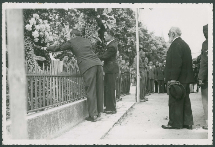 Dépôt de gerbes par le sénateur Labrousse, Pierre Chaussade et Jean Labrunie.