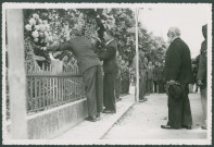 Dépôt de gerbes par le sénateur Labrousse, Pierre Chaussade et Jean Labrunie.