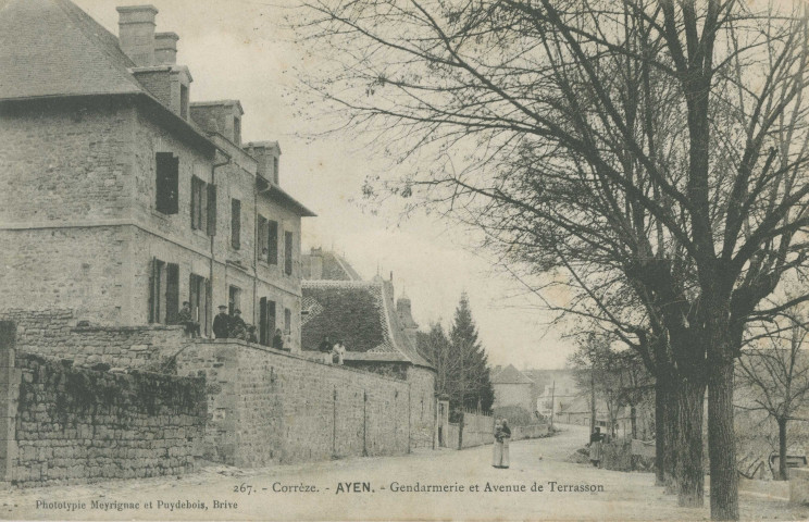 Ayen : "267. - Corrèze. - Ayen. - Gendarmerie et avenue de Terrasson".