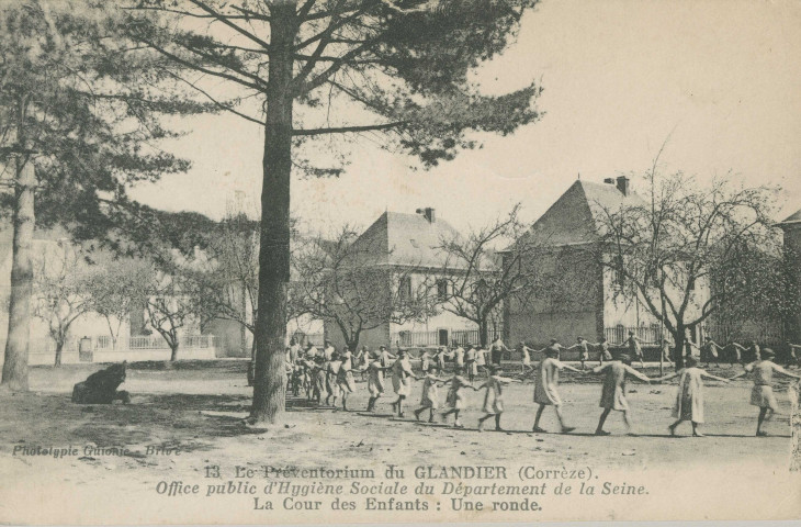 Beyssac : "Corrèze - 13 . Le Préventorium du Glandier (Office public d'hygiène sociale du Département de la Seine) - La cour des enfants : une ronde".
