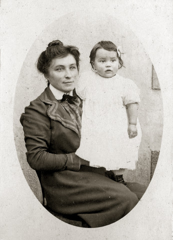 Portrait de femme assise tenant un bébé (Juliette Guinot ?).