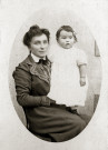 Portrait de femme assise tenant un bébé (Juliette Guinot ?).