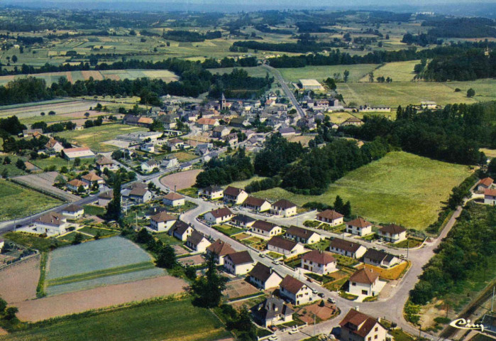 "Varetz (Corrèze). Vue générale aérienne, le bourg; le nouveau lotissement et le château de Castel-Novel".
