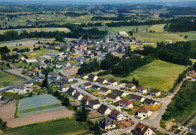 "Varetz (Corrèze). Vue générale aérienne, le bourg; le nouveau lotissement et le château de Castel-Novel".