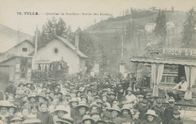 Tulle : "75. Tulle. - Quartier de Souilhac, sortie des écoles".