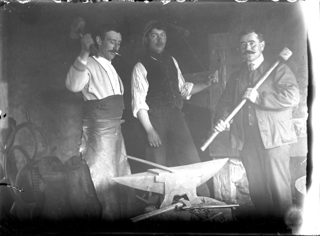 Maréchal-ferrant : trois hommes autour de l'enclume.