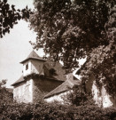 Ferme et petite tour carrée.