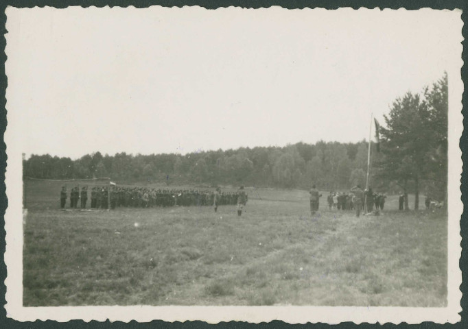 Camp regroupant les maquis de l'AS à Camps : revue militaire, salut au drapeau et exercices sportifs.