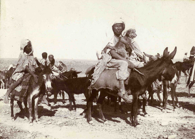 Une femme à califourchon sur une mule.