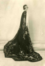 Portrait en pied de la reine.