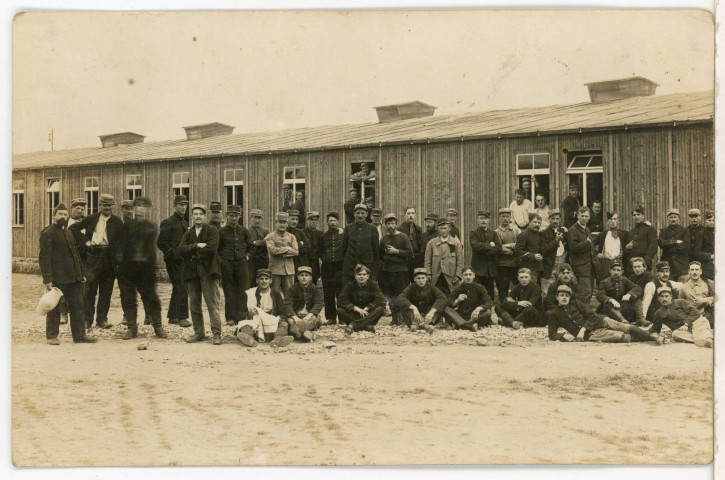 Camp de Würzburg : groupe de prisonniers posant devant les baraquements.