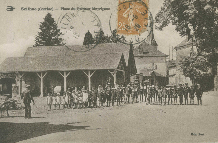 Seilhac : "Seilhac (Corrèze) - Place du docteur Meyrignac". Roulotte sur la place.