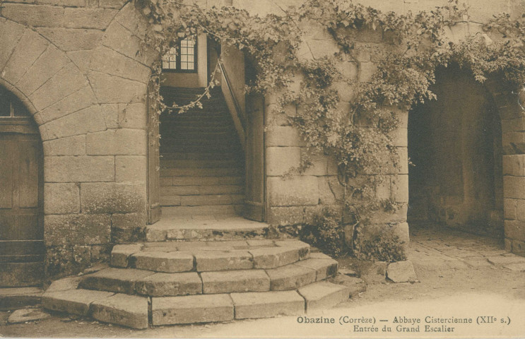 Aubazine : "Obazine (Corrèze) - Abbaye cistercienne (XIIe siècle) - Entrée du grand escalier".
