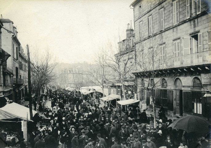 Avenue de Paris (actuelle rue Toulzac), jour de marché (nombreux militaires).