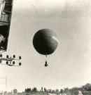 Fête de l'aviation : départ d'une montgolfière sur la place du Champ-de-Mars.