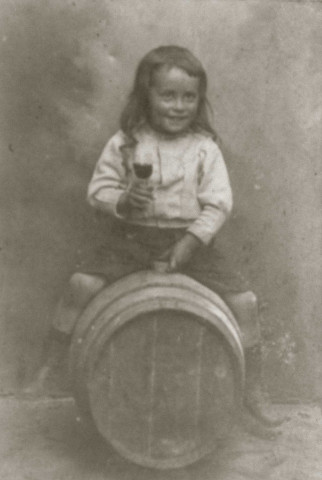 Portrait d'un jeune enfant, au tonneau.